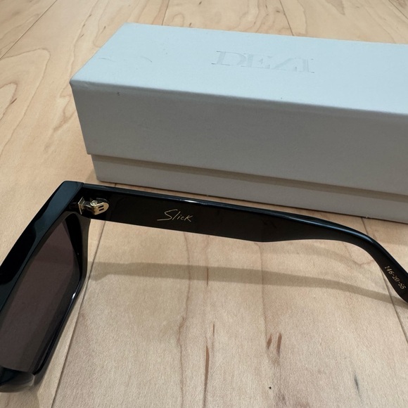 DEZI Slick Sunglasses - Picture 2 of 4